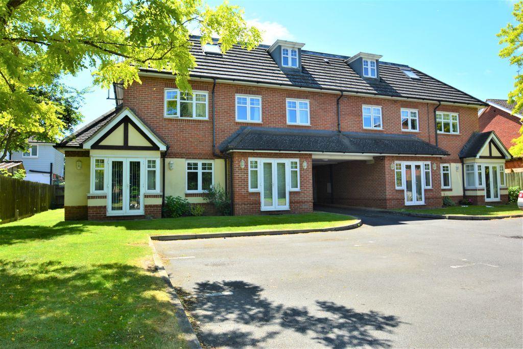 Brighton Road, Addlestone, Surrey, KT15 1PH 2 bed flat £230,000