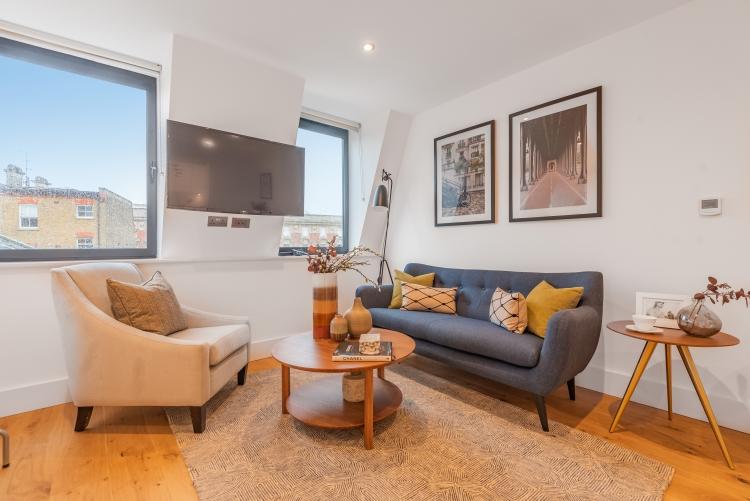 St Johns Hill London SW11 Studio - £1,200 pcm (£277 pw)