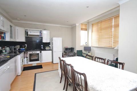 3 bedroom maisonette to rent, Alric Avenue, New Malden