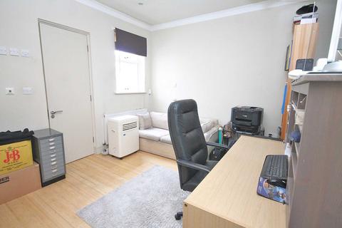 3 bedroom maisonette to rent, Alric Avenue, New Malden