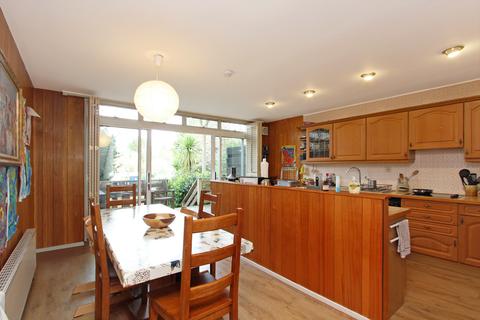 20 Nichols Green, London, W5 2QU