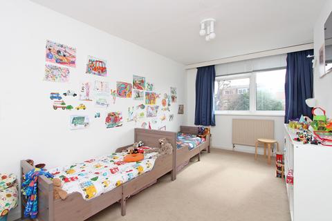 20 Nichols Green, London, W5 2QU