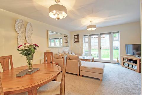 4 Knights Way, Godstone, RH9 8FD