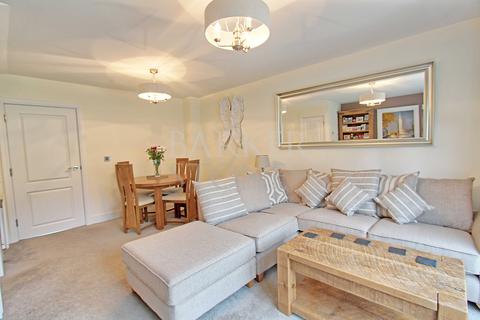 4 Knights Way, Godstone, RH9 8FD