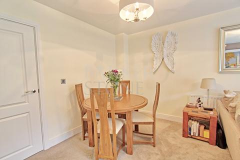 4 Knights Way, Godstone, RH9 8FD