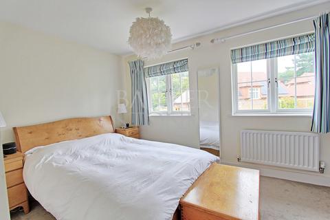 4 Knights Way, Godstone, RH9 8FD