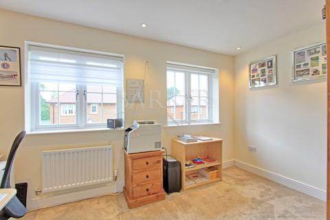 4 Knights Way, Godstone, RH9 8FD