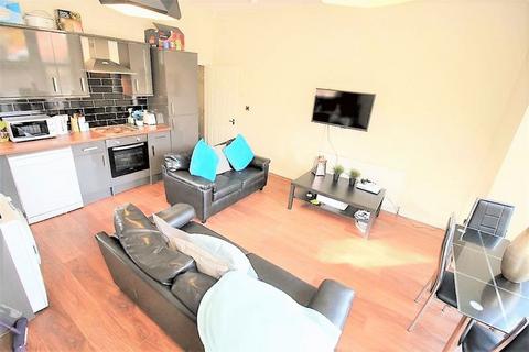3 bedroom apartment to rent, Cardigan Road, Hyde Park, LS6 3BJ