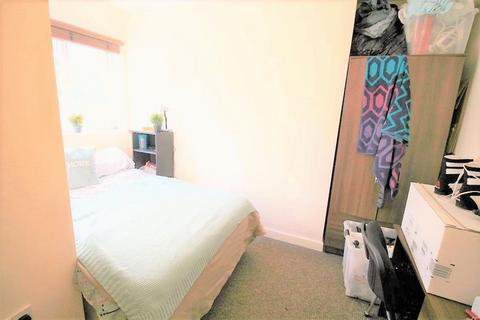 3 bedroom apartment to rent, Cardigan Road, Hyde Park, LS6 3BJ