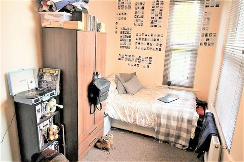 3 bedroom apartment to rent, Cardigan Road, Hyde Park, LS6 3BJ