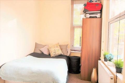 3 bedroom apartment to rent, Cardigan Road, Hyde Park, LS6 3BJ