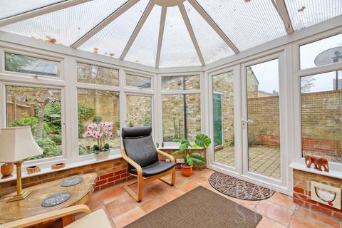 5 Gowrie Place, Caterham, CR3 5ZF