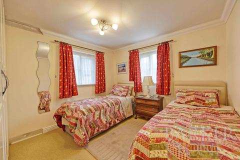 5 Gowrie Place, Caterham, CR3 5ZF