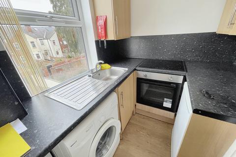 1 bedroom flat to rent, Top flat Ronald Road, Balby , Doncaster DN4