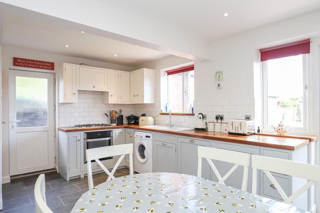 Kitchen & Dining Area