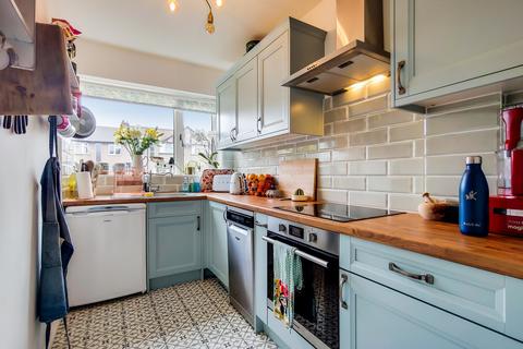 18 Warren Road, Twickenham, TW2 7DL