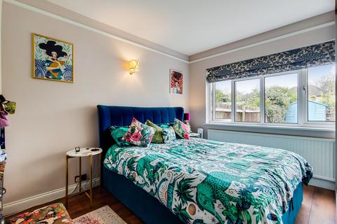 18 Warren Road, Twickenham, TW2 7DL