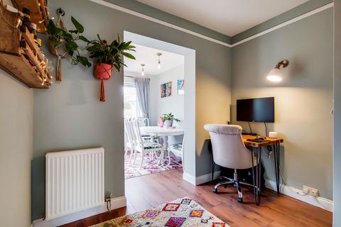 18 Warren Road, Twickenham, TW2 7DL