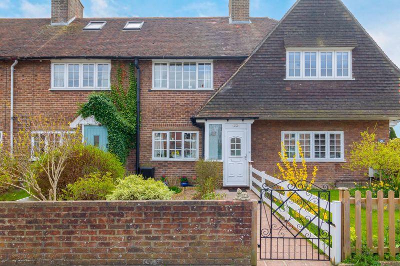 Salisbury Road, Godstone 2 bed terraced house £375,000