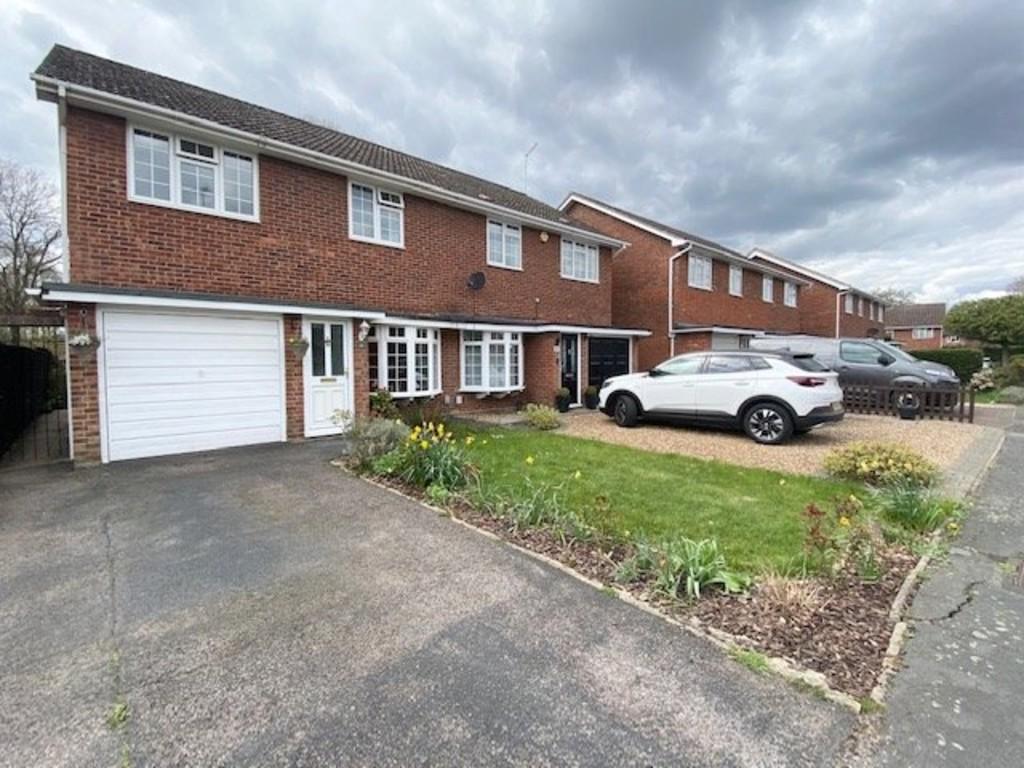 Gresham Way, Frimley Green 3 bed semidetached house £430,000