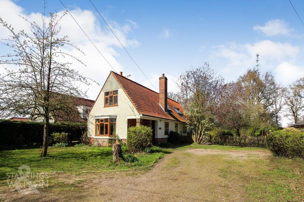 Poringland Road, Stoke Holy Cross... 5 bed chalet £375,000