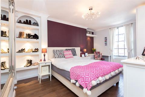 Flat 3, Radcliffe Building Bourne Estate, London, EC1N 7SN