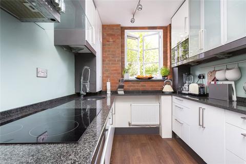 Flat 3, Radcliffe Building Bourne Estate, London, EC1N 7SN