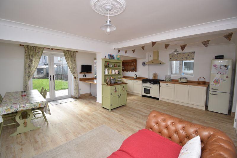 86 St. Brides Road, Aberkenfig, CF32 9RA 3 bed semidetached house £