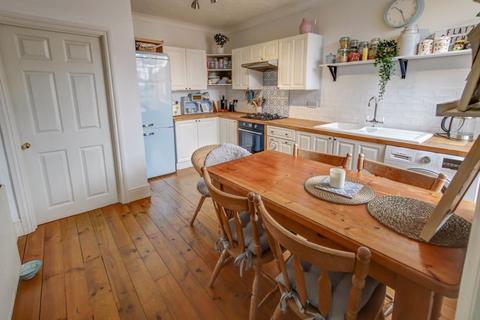 Flat 2, 35 Barnfield Road, Exeter, EX1 1RX