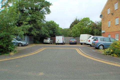 65 Frazer Close, Romford, RM1 2DG