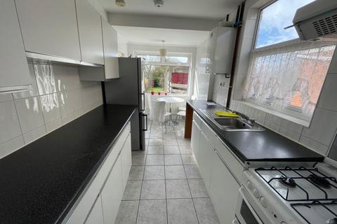 3 bedroom semi-detached house to rent, Stockingstone Road