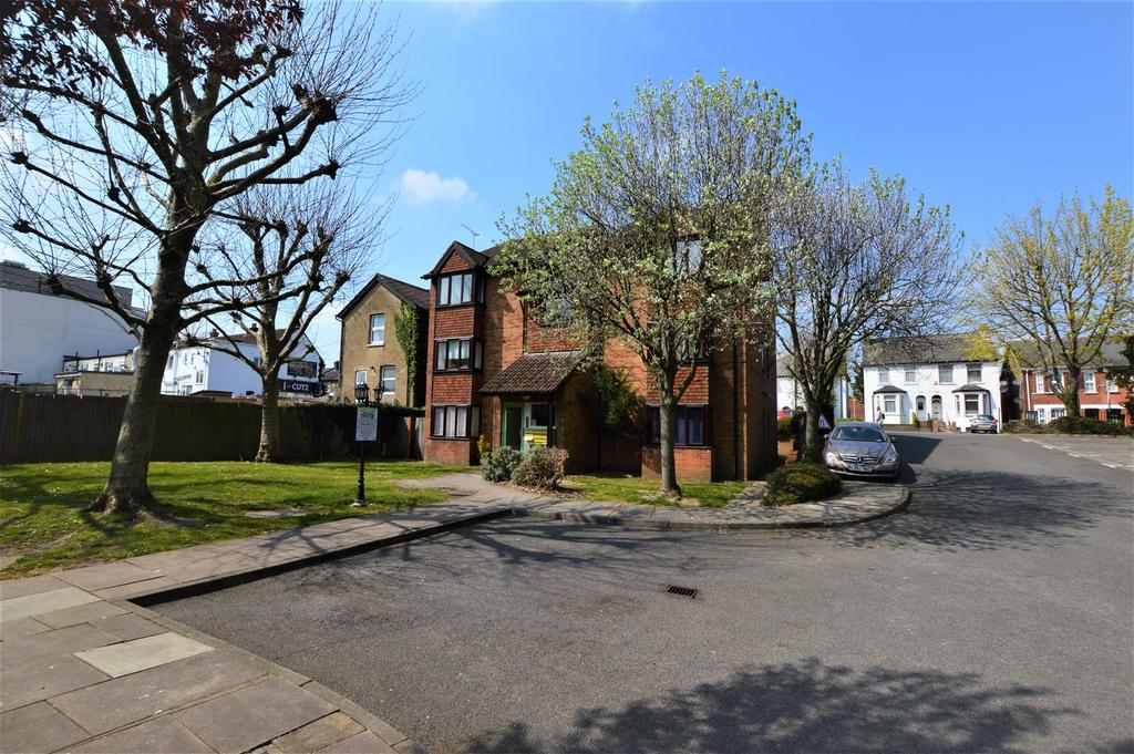 Keswick Court, 124 Stoke Road, Slough Studio - £625 pcm (£144 pw)