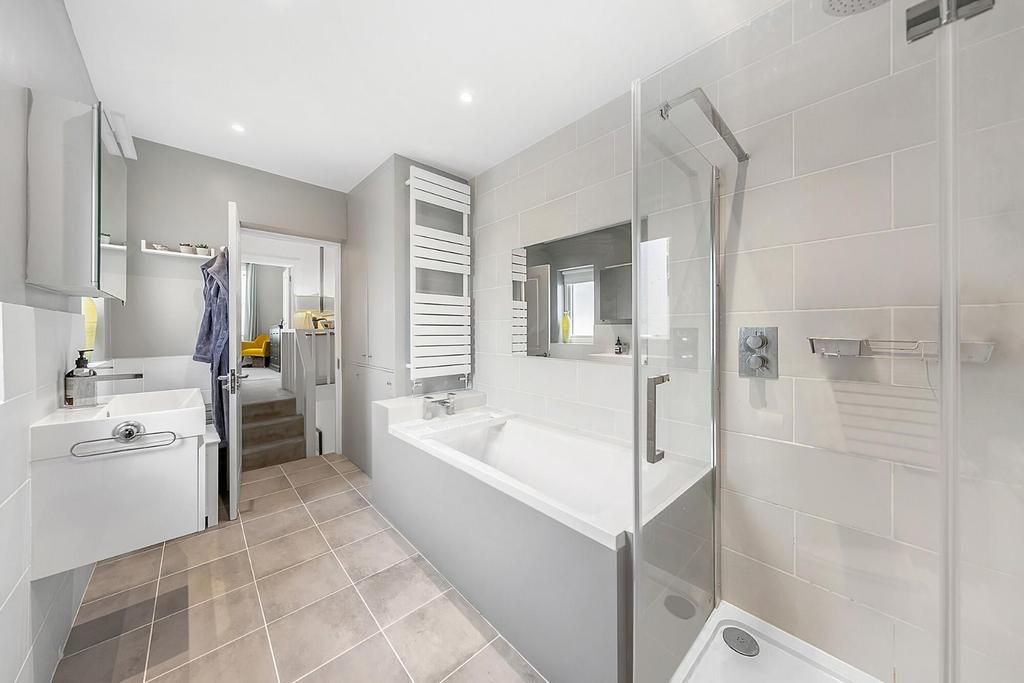 Bathroom (2).jpg