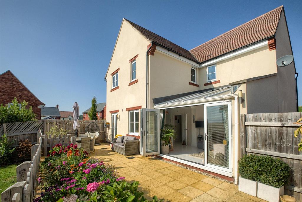 Dowling Drive, Pershore 4 bed detached house £550,000