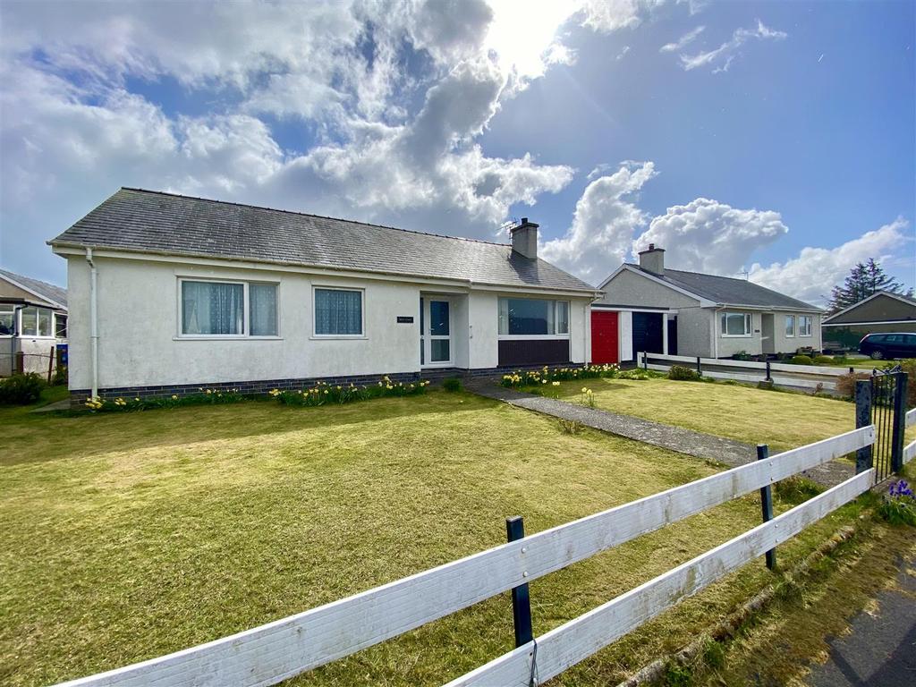 14 Lon Ty'r Gof, Y Ffor, Pwllheli 3 bed detached bungalow £210,000