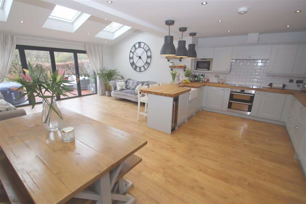 Deanway, Wilmslow 3 bed semidetached house £450,000
