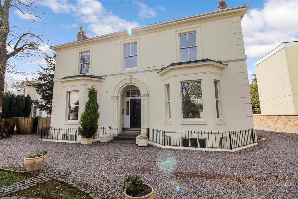 RAVENSGATE HOUSE, WILLES ROAD, LEAMINGTON SPA CV311BY 2 bed flat £950