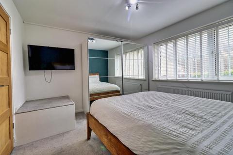 16 Bridge Wood Close, Horsforth, Leeds, LS18 5TR