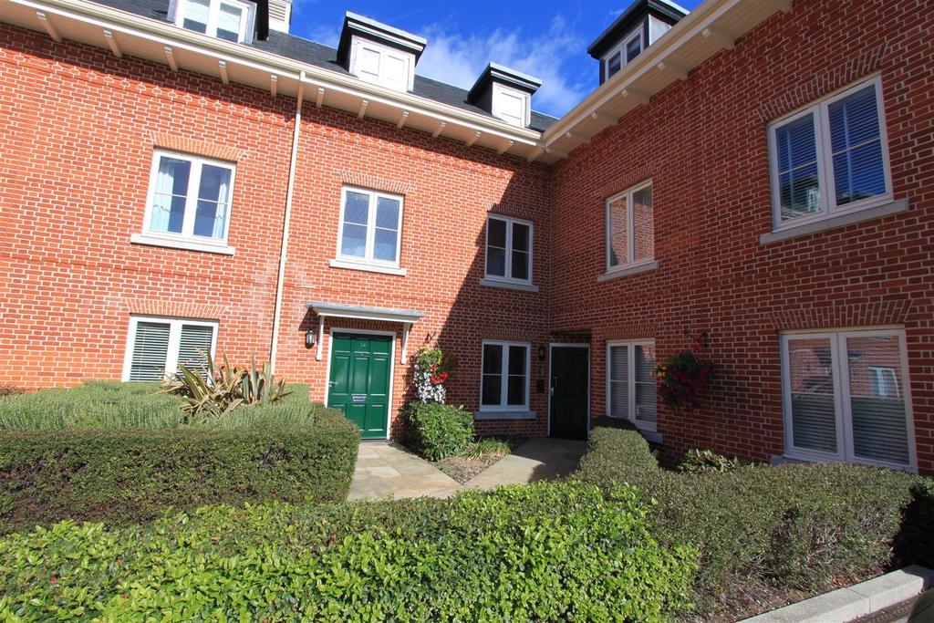 Henmarsh Court, Balls Park, Hertford 2 bed flat £1,400 pcm (£323 pw)