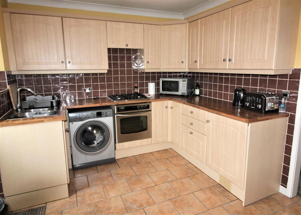 Mile Barn Road, Wrexham 3 bed semidetached house £185,000