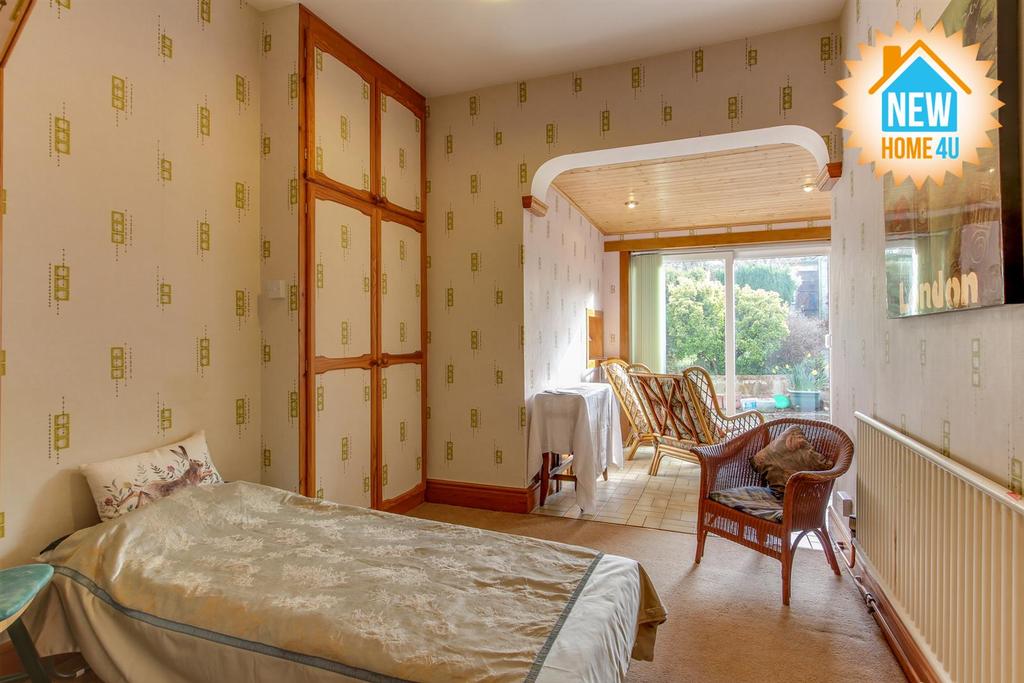 Day room / main bedroom: