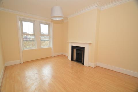 3 bedroom flat to rent, Bensham Avenue, Gateshead, NE8