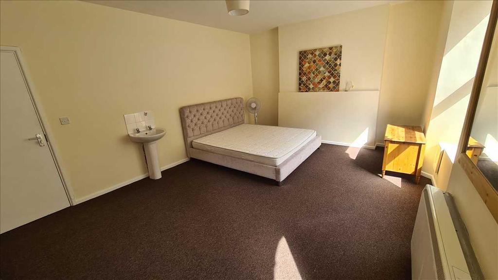 Large double bedroom