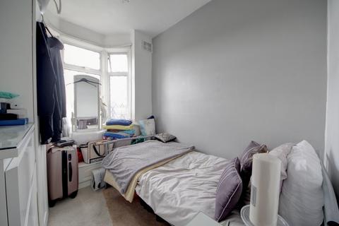 84 Halstead Road, Winchmore Hill, London, N21 3DS