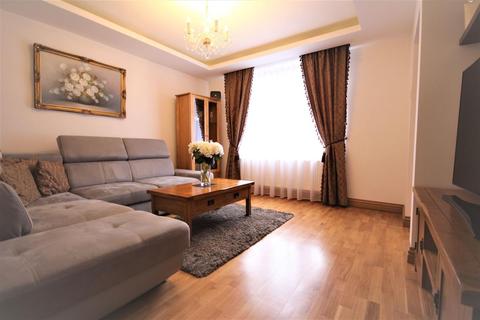 16 Appleby Drive, Romford, RM3 7SH
