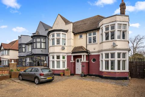 Flat 4, 22 Aldersbrook Road, London, E12 5HH