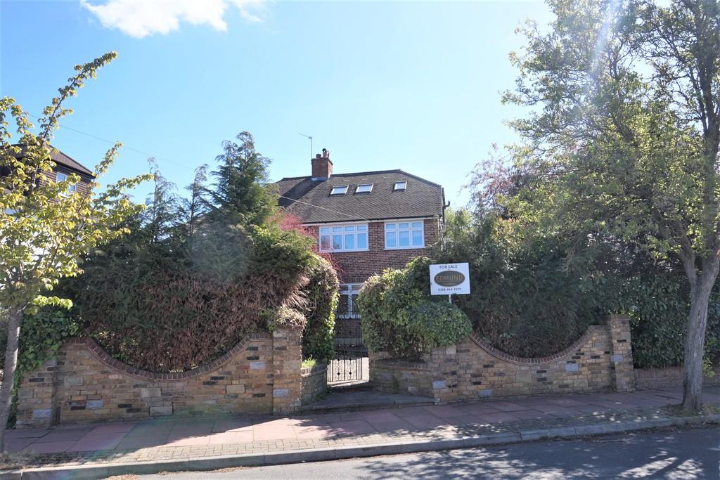 Hayes Chase, West Wickham 4 bed semidetached house £725,000