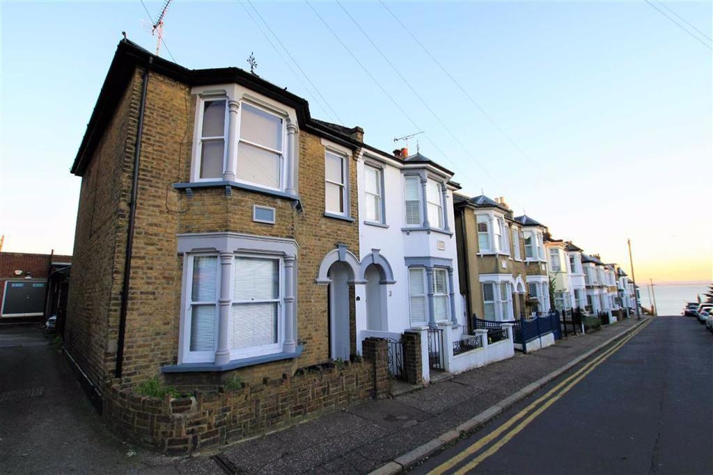 Seaview Road, Leigh On Sea, Essex 1 bed in a house share £495 pcm (£