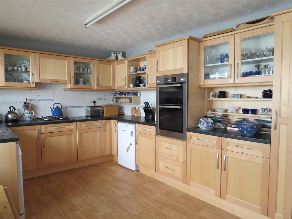Cormorant Drive, St. Austell 3 bed detached bungalow £325,000