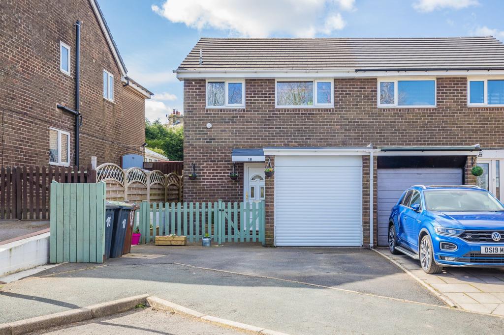 Clifton Drive, Buxton, Derbyshire, SK17 2 bed semidetached house £